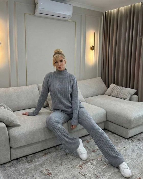 Продам стильний жіночий костюм із в’язаного трикотажу: светр + штани.