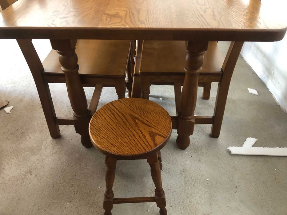 Conjunto de mesa, 4 cadeiras e 2 bancos em carvalho francês