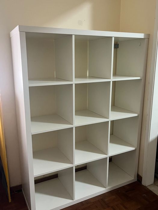 Estante branca com 12 nichos — 3 × 4