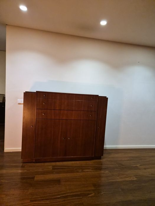 Móvel com bar lateral. Em excelente estado.