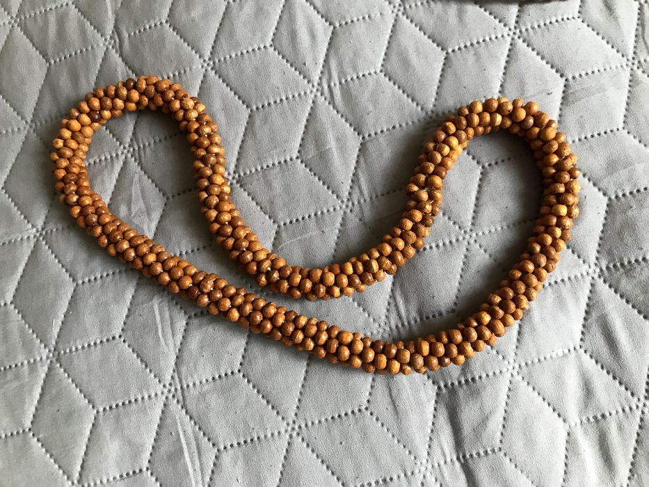 Naszyjniki z drewnianych elementów