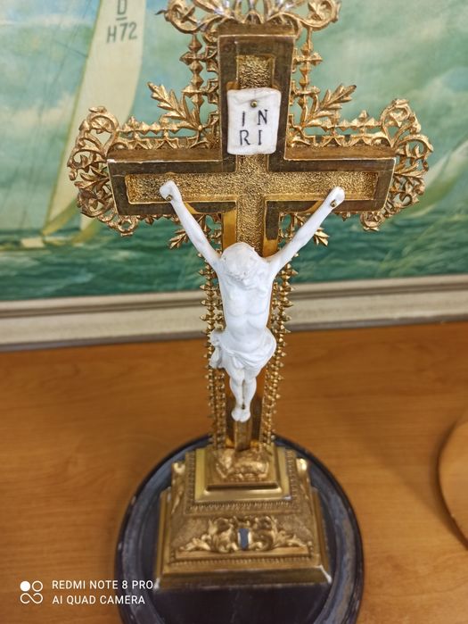 Antyczny krucyfiks z alabastrem w szklanej kopule