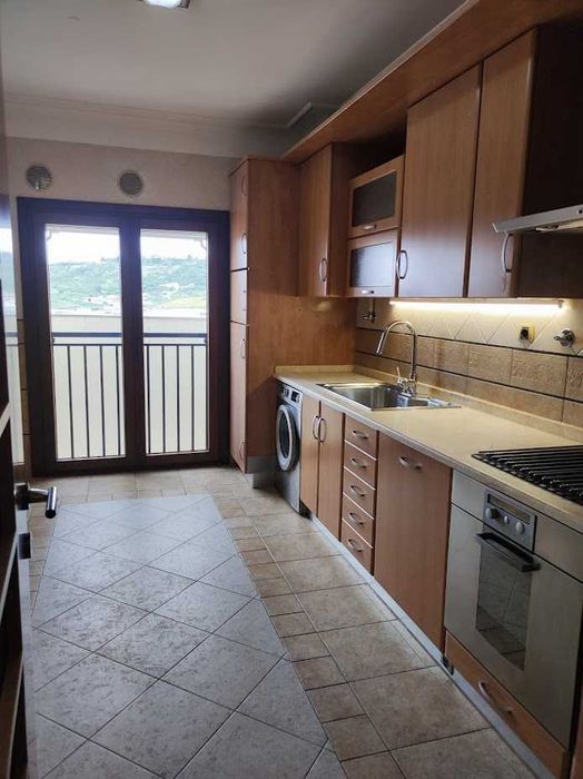 Arrendamento de apartamento T3 c/ dois lugares de parqueamento na Quinta do Almirante