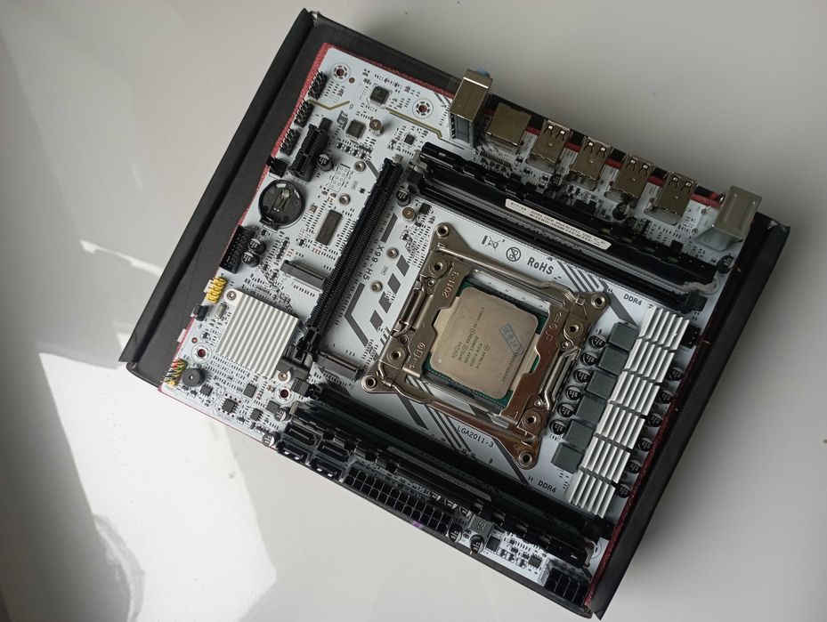 Потужний ігровий комплект Qiyida X99-H5 + Xeon 2680v3 + ddr4 16Gb