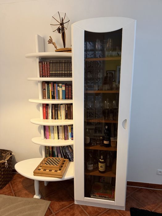 Móvel Vitrine c/ porta e prateleiras