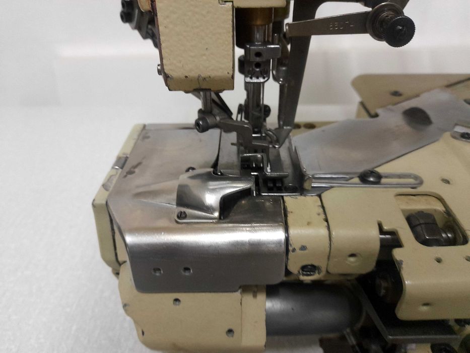 Máquina de bainhas yamato com arrasto superior.