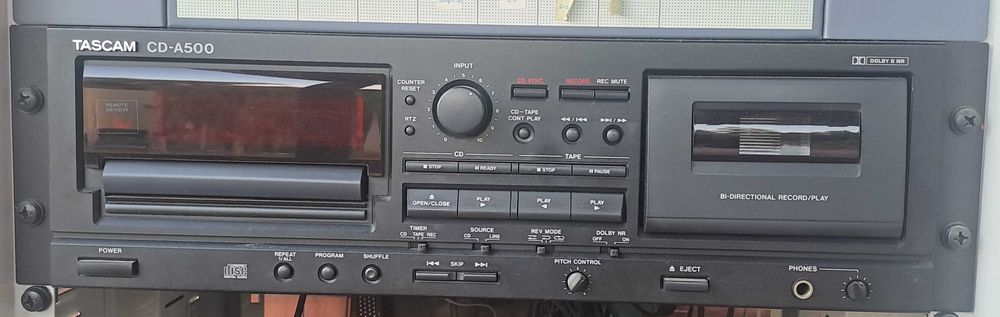 Tascam CD-A500 leitor de CDs e deck de cassetes.