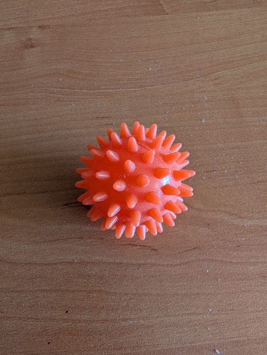 Piłeczka rehabilitacyjna z kolcami 6cm