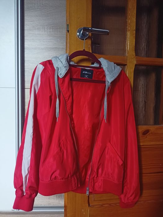 Kurtka wiosenna czerwona z kapturem