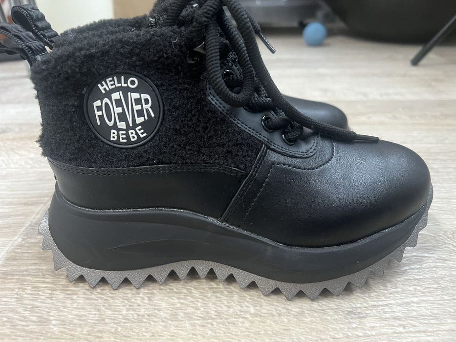 Нові зимові чоботи для дівчинки