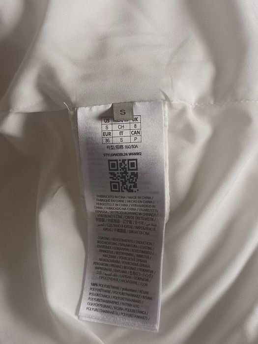 Casaco acolchoado comprido de mulher da GUESS