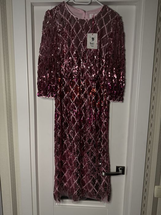Дуже гарна нова сукня в паєтки
