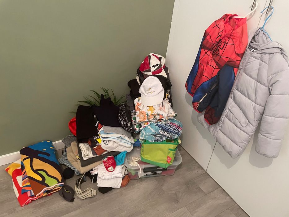 Roupa e calçado de menino