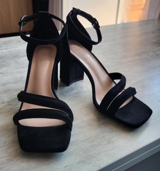 Босоніжки на каблуку