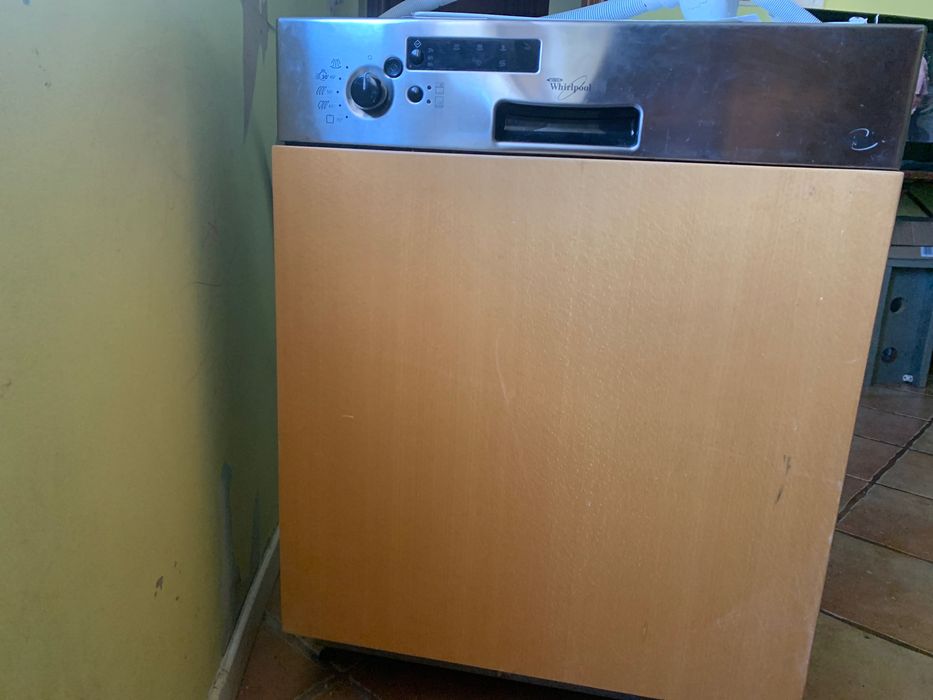 Máquina de lavar loiça semi-nova em ótimo estado
