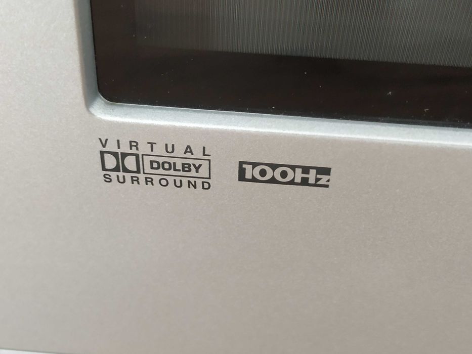 TV - Philips de 28", com comando.