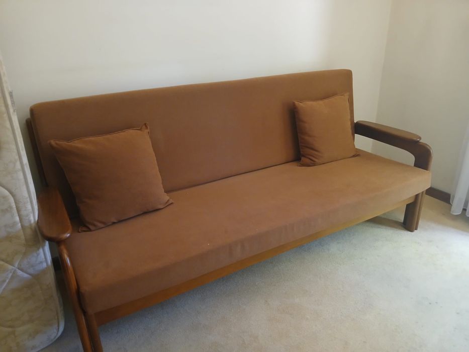 Sofá cama cor de tijolo