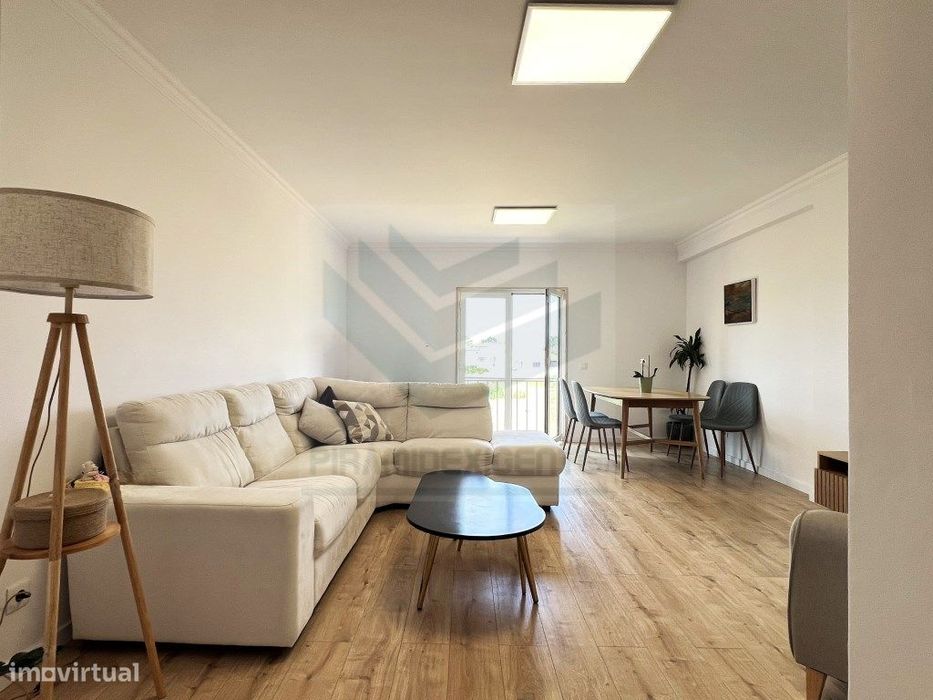 Apartamento T2 Central, 1.º Andar, Estacionamento, Azeitão