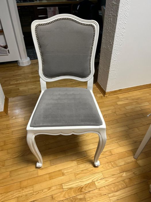 Stół drewniany z krzesłami