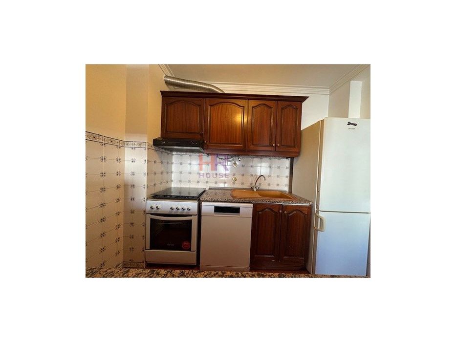 Apartamento T2 mobilado e equipado com garagem em Coimbra.