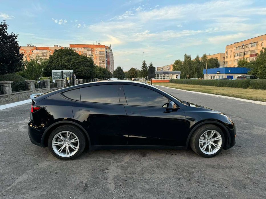 Продам  Тесла Y 2021 року
