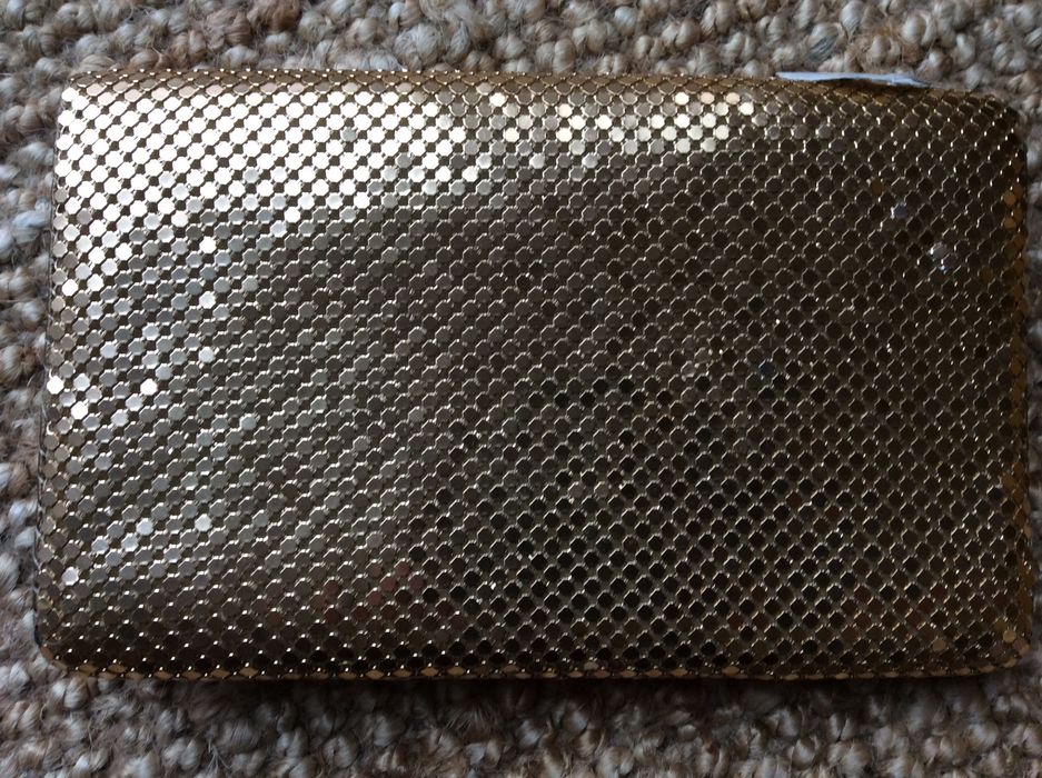 Złota kopertówka na łańcuszku