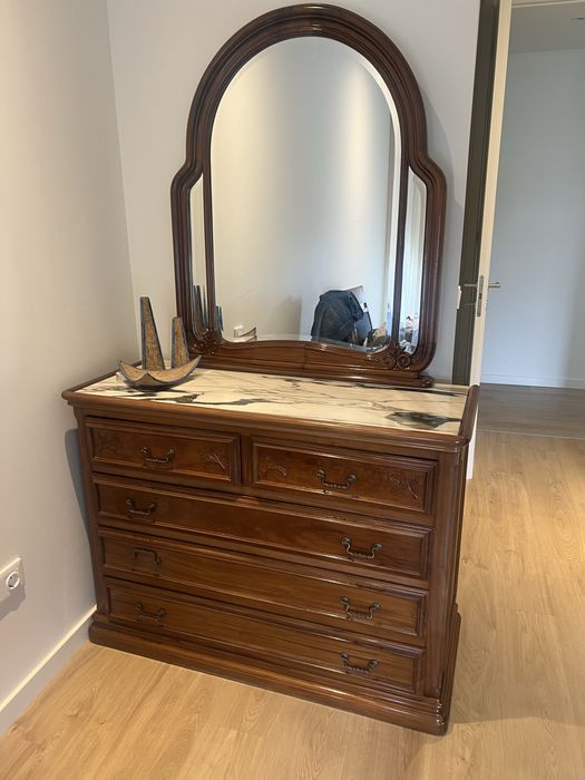 Mobilia em madeira em bom estado