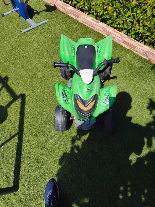 Moto quatro criança bateria