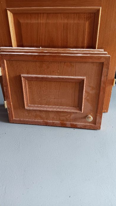 Três portas de roupeiro.