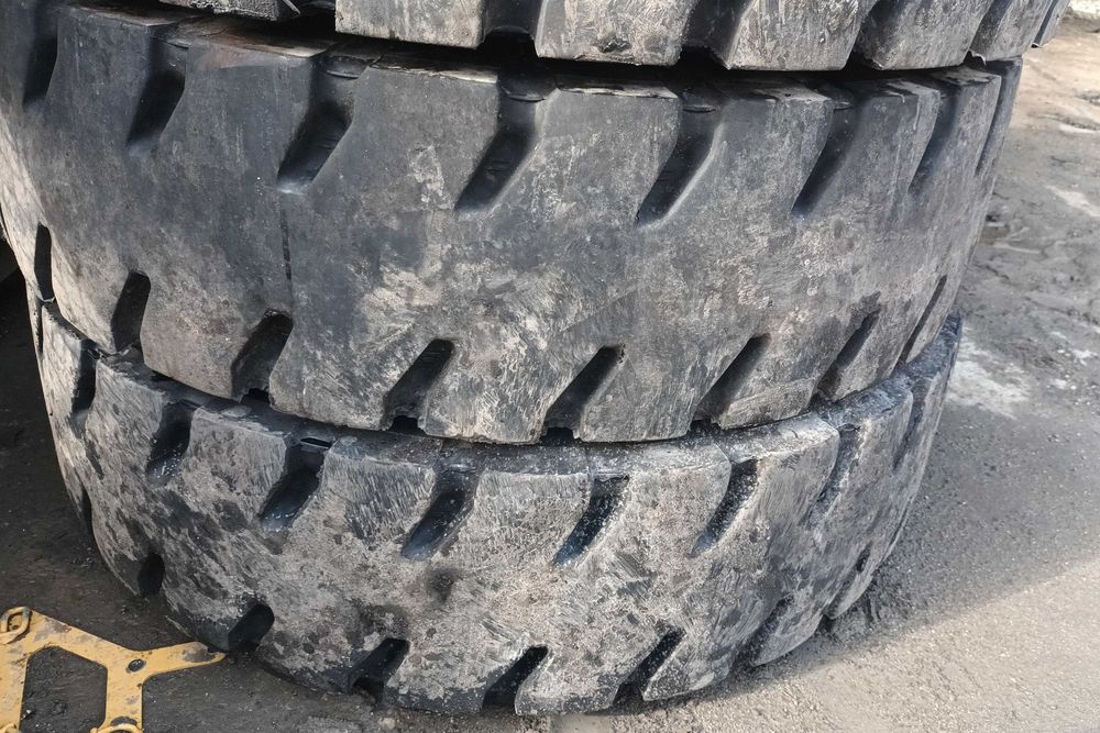 Koła do koparki Liebherr LM35 Timber. Stan idealny. Bridgestone.12R20.