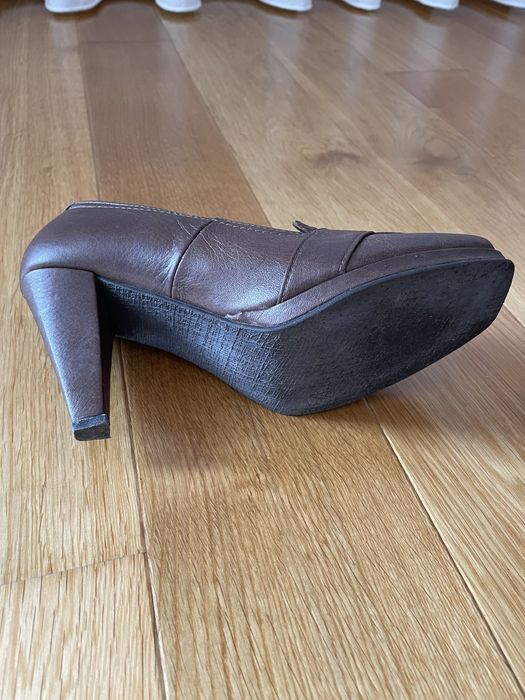 Sapatos em pele cor castanha, confortáveis, usados apenas uma vez