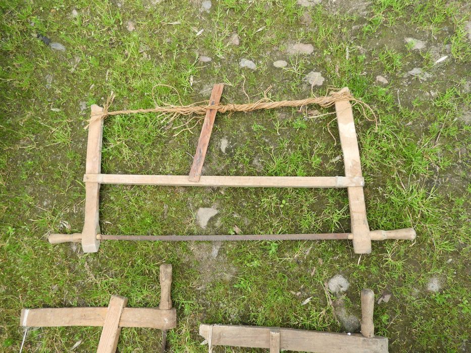 stare piły ramowe ręczne zabytek PRL drewniana dekoracja piła =