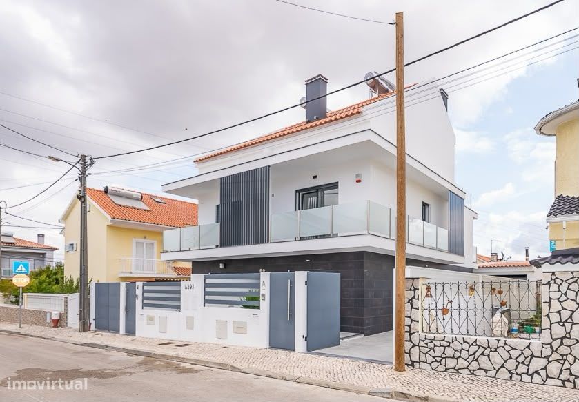 Moradia T3 geminada com terraço e garagem