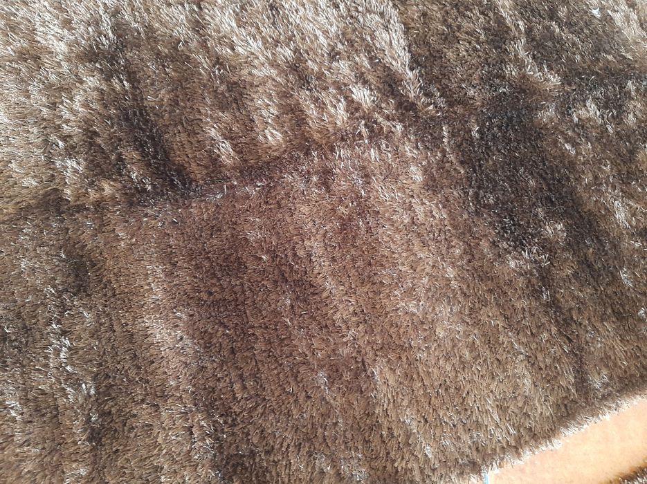 Conjunto de três tapetes castanhos