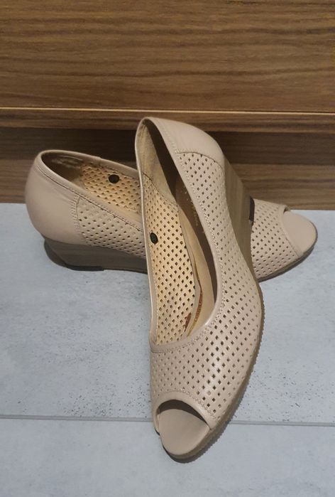 Czółenka skórzane na koturnie siateczkowe beżowe 39 nowe