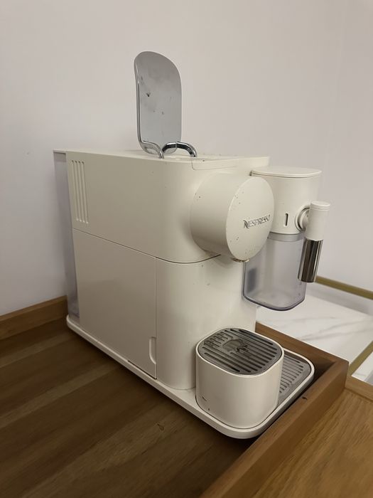 Maquina cafe Nespresso lattissima one