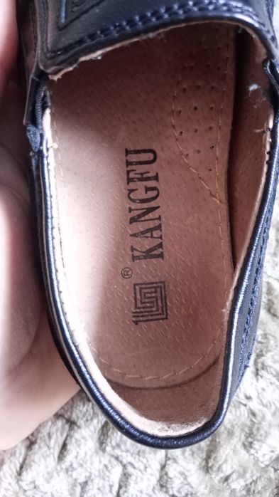 Sprzedaję skórzane buty dziecięce.