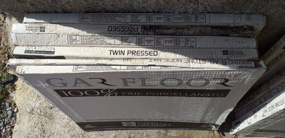 Pavimento Cerâmico Italiano– cor bege Mesclado de Alta Qualidade.