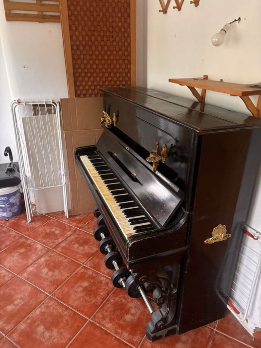 Piano Antigo em bom estado desafinado