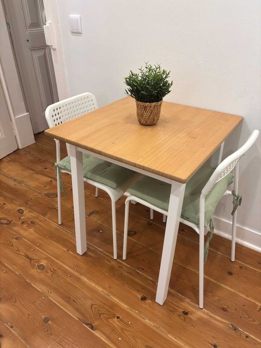 Mesa em madeira com 4 cadeiras
