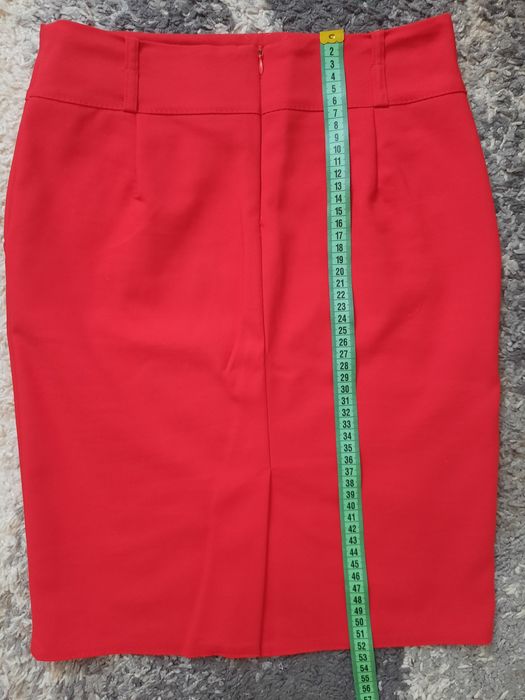 Продам спідницю гарного червоного кольору