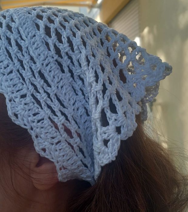 Lenço ou Bandana de crochê de várias cores.