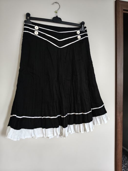 Czarno biała spódnica rozkloszowana z falbanką retro