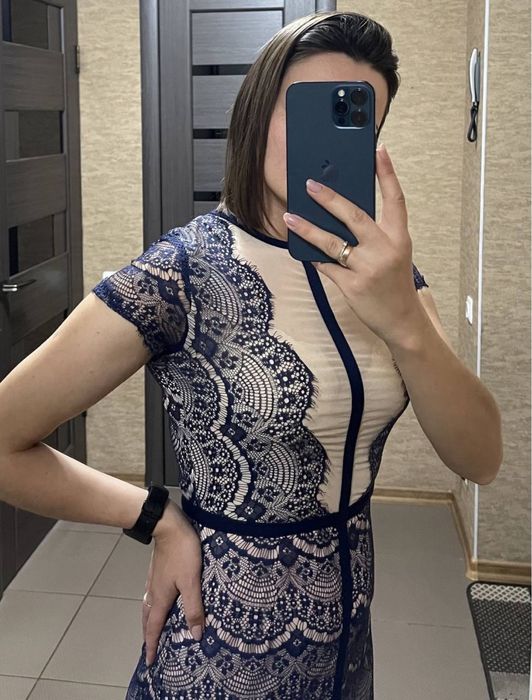 Сукня кружевна міді