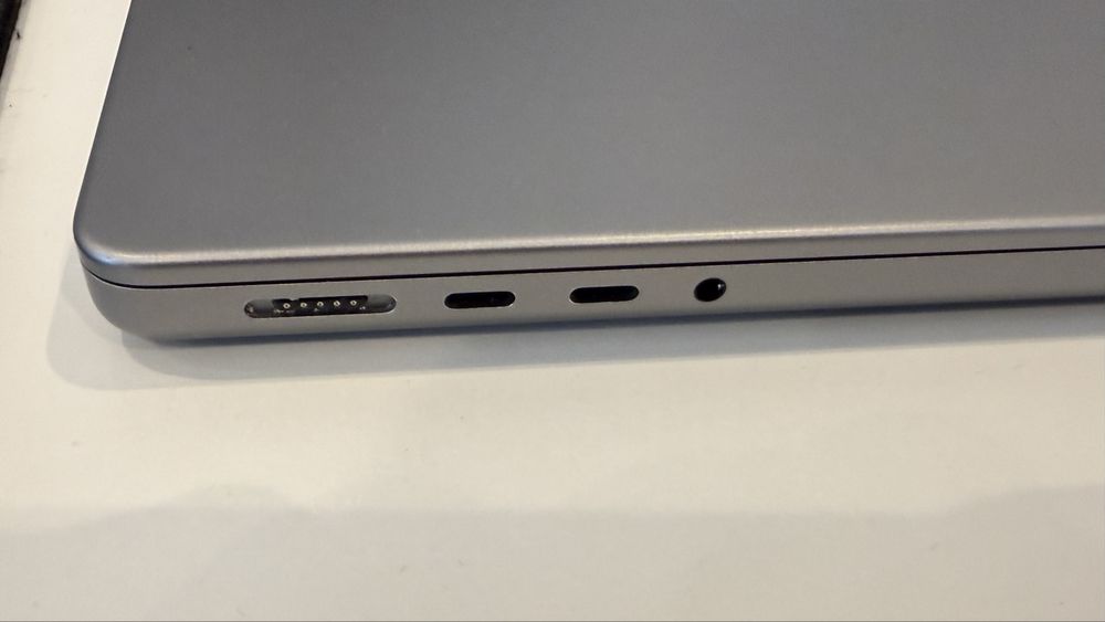 Apple Macbook Pro M1 Pro 16GB Ram 512 SSD