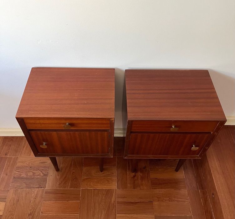 Par de Mesas de Cabeceira Mid-Century Modern – Anos 60