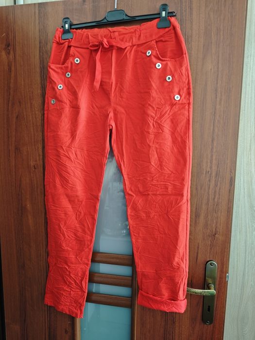 Spodnie czerwone gnieciuchy z guzikami na kie.new collection xl -3xl