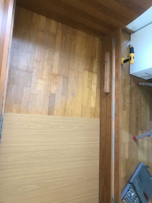 Cama elevatória e mesinha de cabeceira