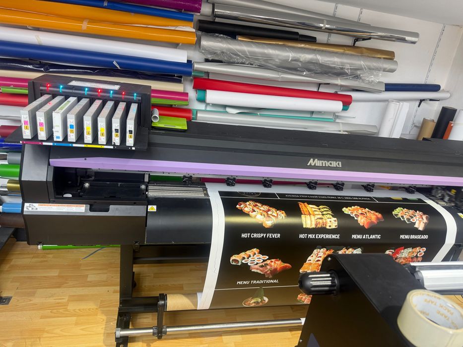 Mimaki CJV150-160 - Plotter de impressão e corte a trabalhar todos os dias