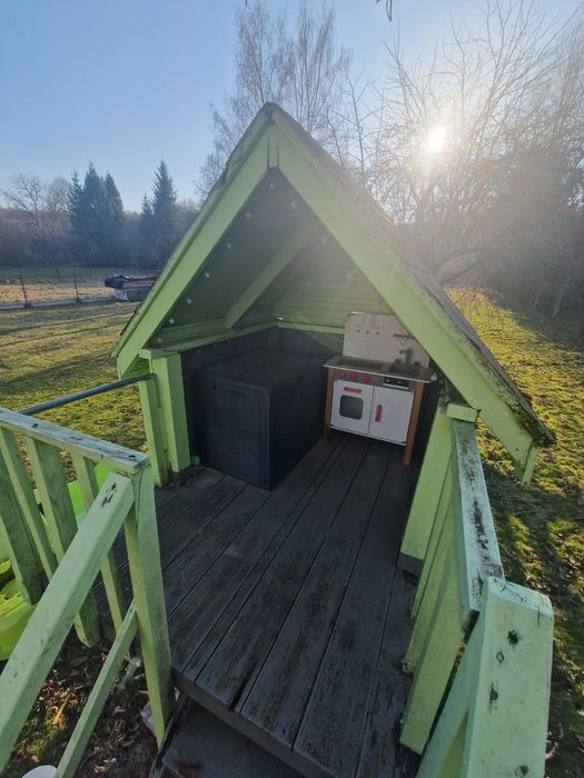 Domek ogrodowy ze zjeżdżalnią i huśtawką